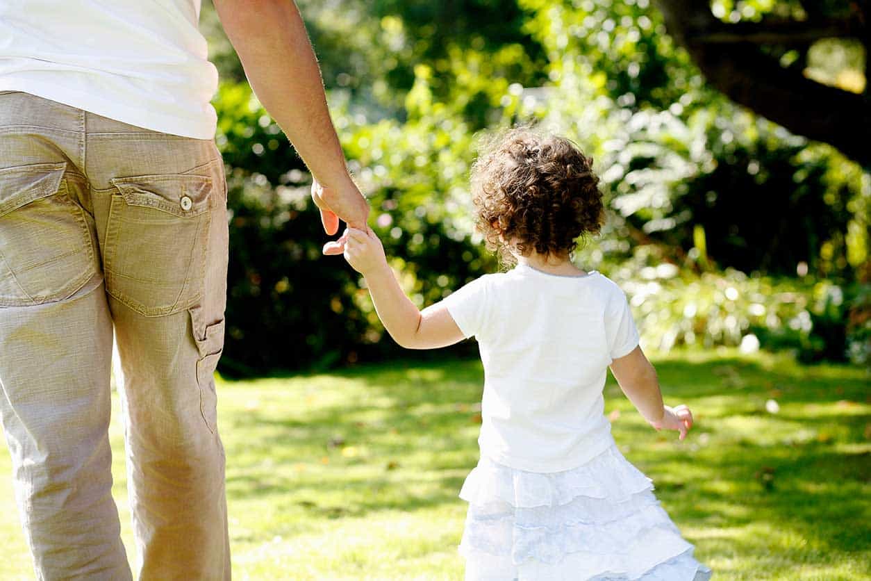 Cómo adoptar al hijo o hija de mi pareja | Abogados GAIA