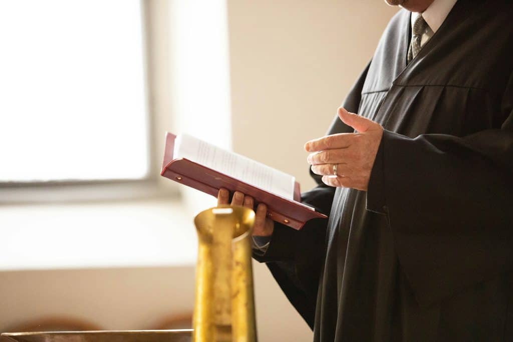 hombre juez con toga y un libro en la mano